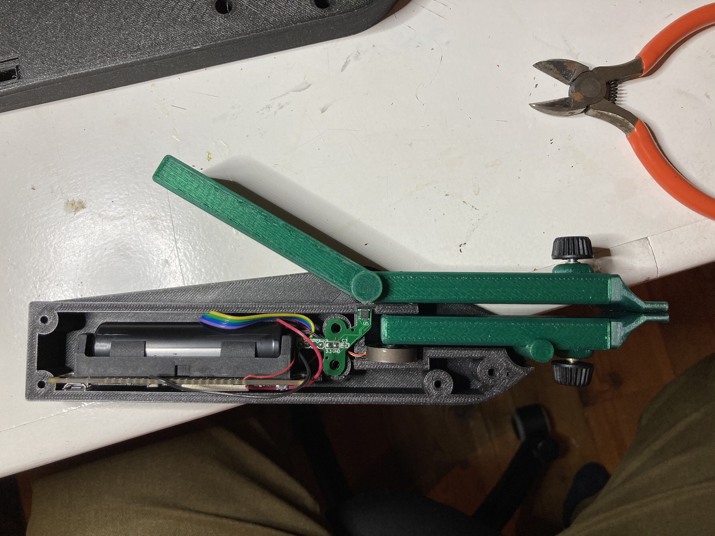 Jaw training device
